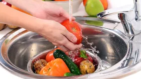Эксперт объяснила, как правильно мыть фрукты и овощи