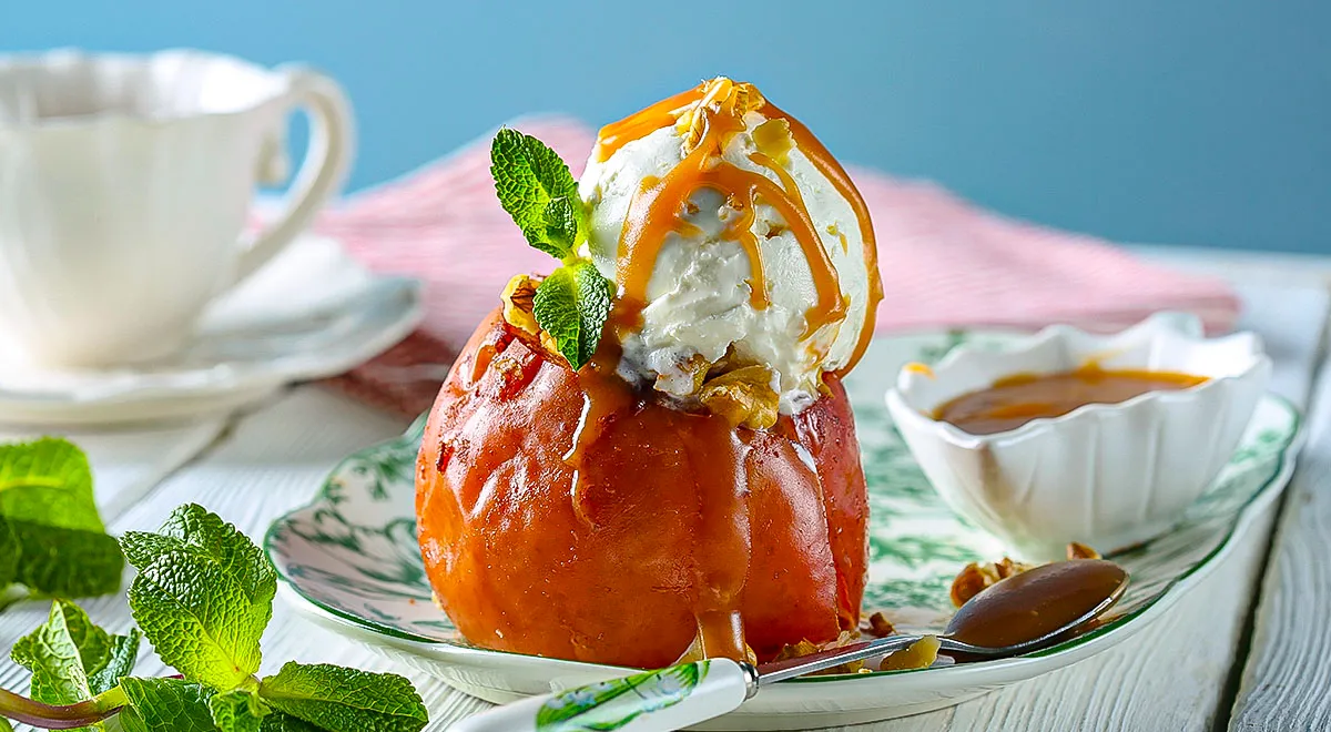 Яблоки на гриле с мороженым и карамелью