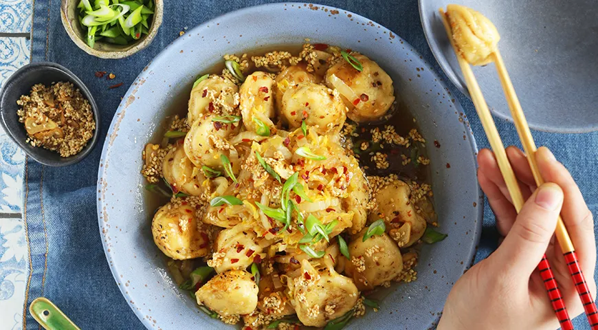 Рецепт пельменей с кунжутом в остром курином бульоне