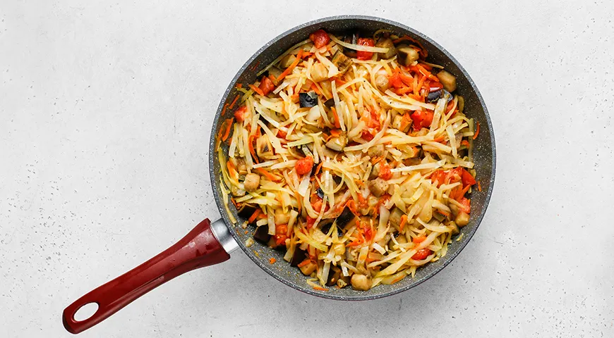 Капуста, тушенная с баклажанами