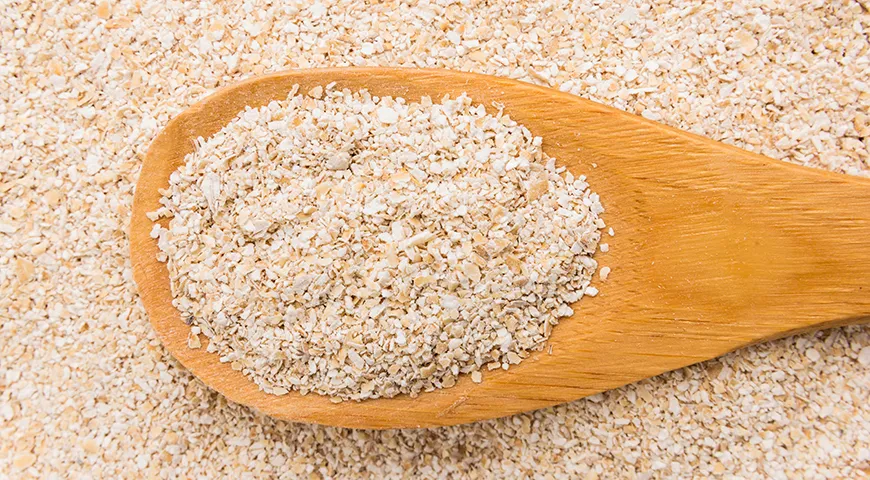 Овсяные отруби — ценный источник пищевых волокон, которые играют ключевую роль в поддержании здоровья пищеварительной системы