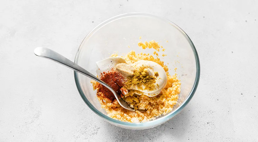 Яйца, фаршированные сыром и чесноком