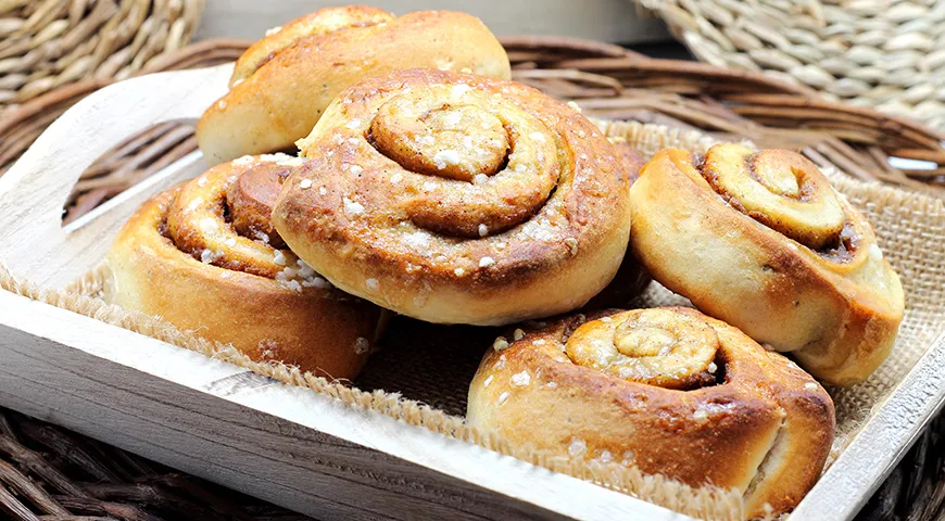 Вкус шведских булочек, ароматизированных кардамоном или корицей, сливочный, теплый, но не десертный в привычном нам понимании