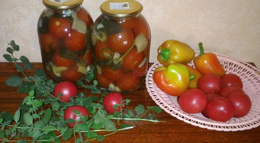 Маринованные помидоры с травами