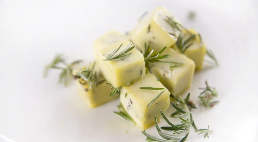 Оливковое масло можно заморозить вместе с разными травами и добавлять в салаты, горячие блюда или при жарке.