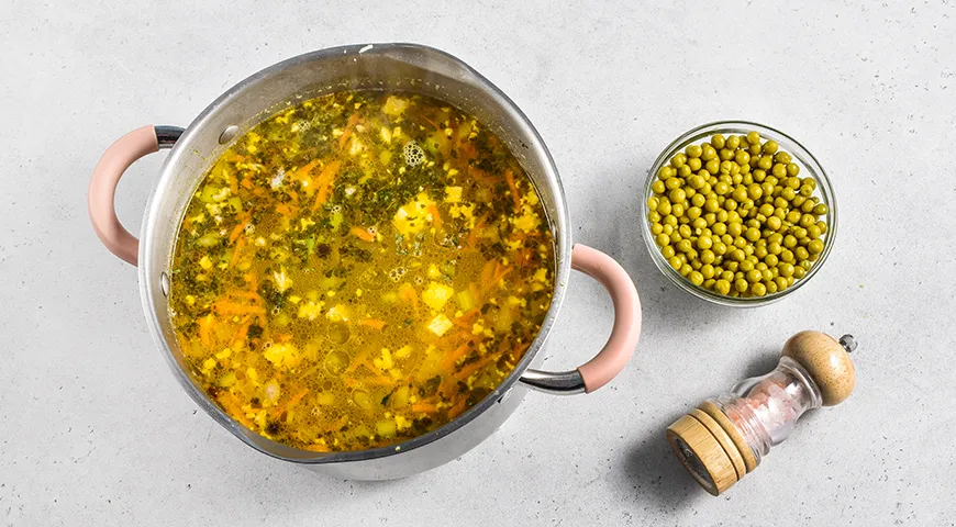 Куриный суп с консервированным горошком и яйцом