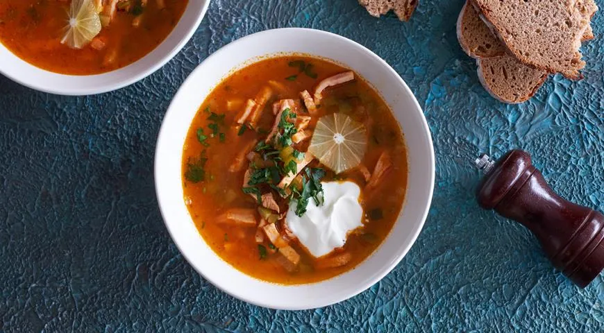 Солянка в черноморском стиле с маринованными огурцами