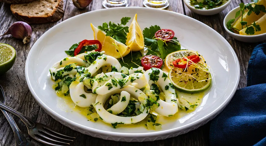 Кальмары с чесноком и зеленью