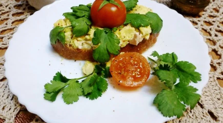 Готовим бутерброд с маринованной брынзой и желтком 