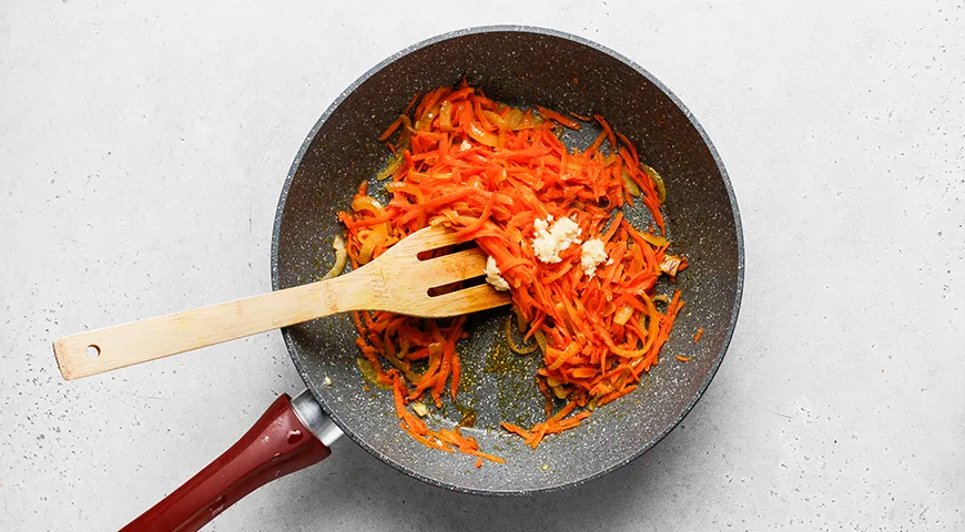 Капуста, тушенная с баклажанами