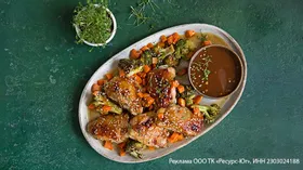 Куриные бедра с кунжутом, морковью и брокколи