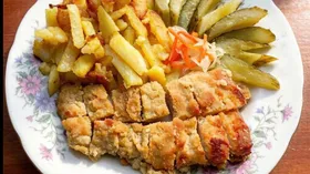 Запечённый минтай с картошкой и солёными огурчиками