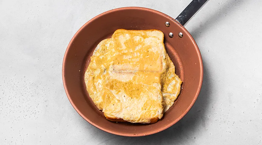 Горячие бутерброды с яйцом, ветчиной и сыром на сковороде