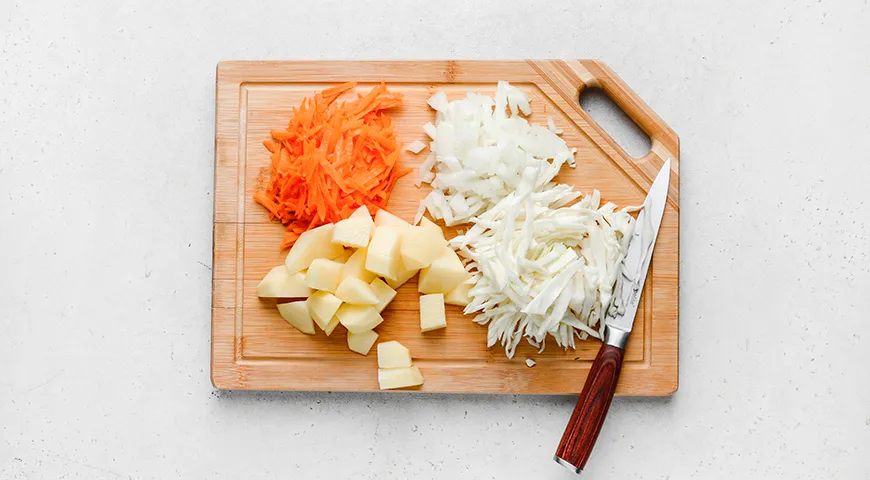 Домашние щи с капустой, мясом и молоком