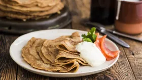 Блюдо из теста в блиннице