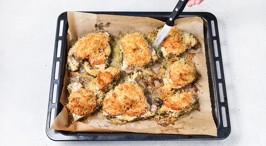 Стейк зубатки, запеченный с сыром и помидорами в духовке