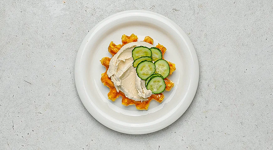 Чафли с хумусом, огурцом и кунжутом