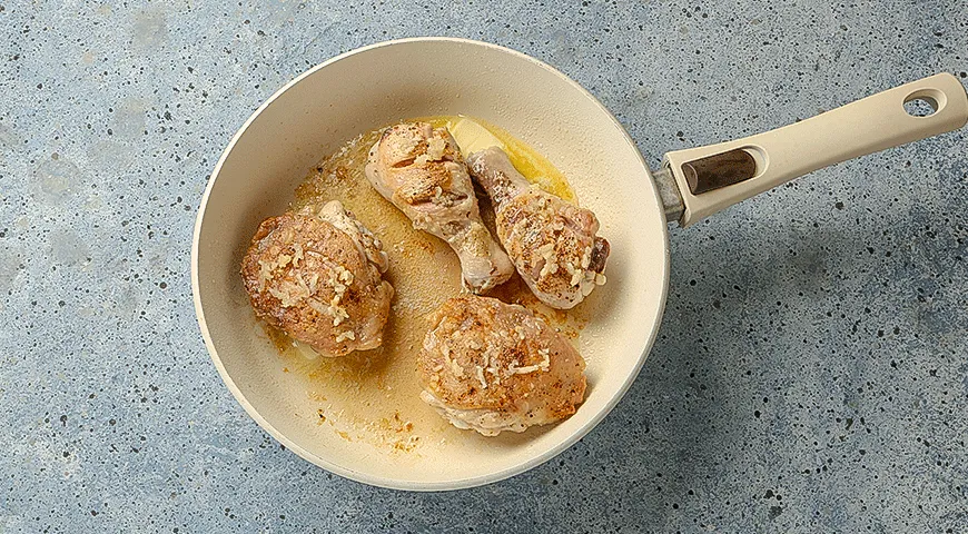 Куриные ножки и бедрышки с мятым картофелем
