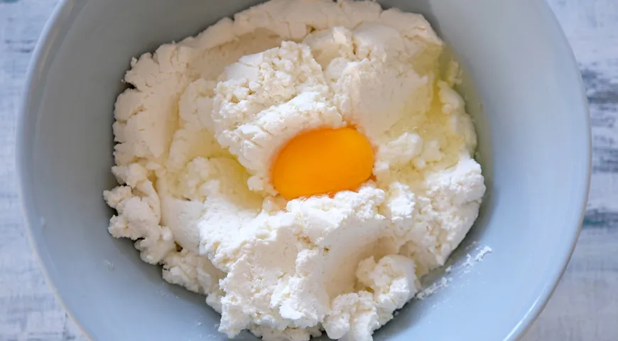 На 500 г творога одного яйца достаточно. Помните, что в яйце желток работает как жир, а белок – как вода