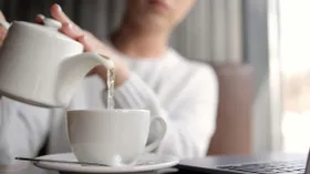 Что пить по утрам вместо кофе или чая? Нутрициолог назвала 7 самых лучших напитков для завтрака