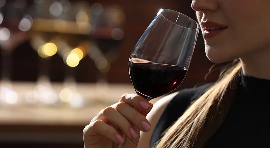 В гранатовом вине вы непременно ощутите предсказуемую кислинку: визитную карточку фрукта