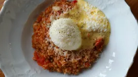 Томатная гречка с яйцом и голландским соусом