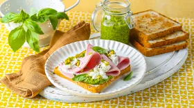 Тост с вареной колбасой, страчателлой и фисташками