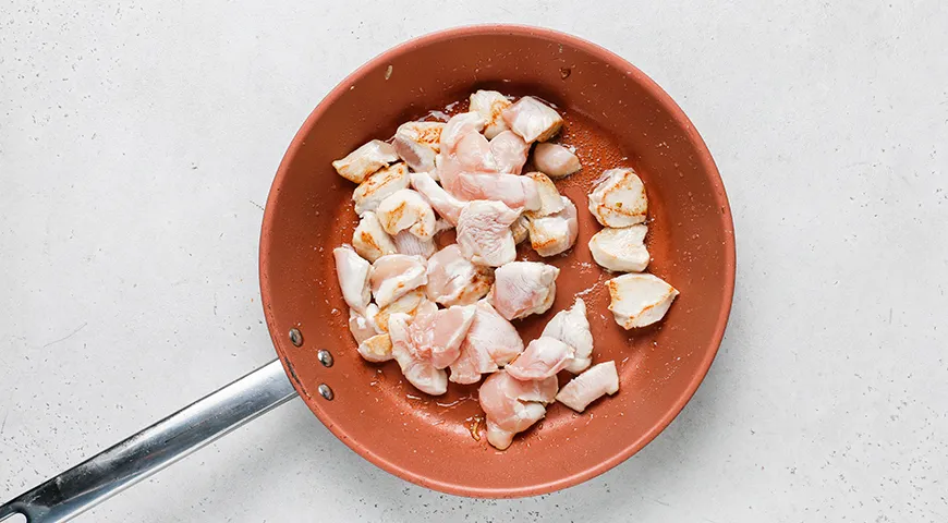 Подлива из курицы и грибов со сметаной