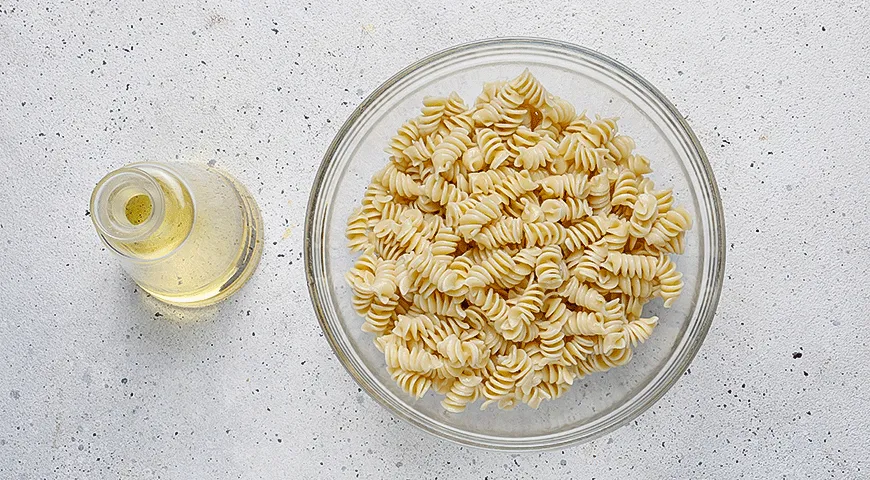 Салат с пастой и песто