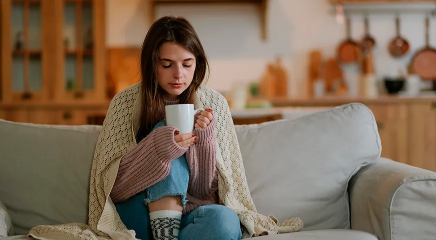 Обильное питье важно, чтобы не допустить сухости слизистых оболочек носоглотки