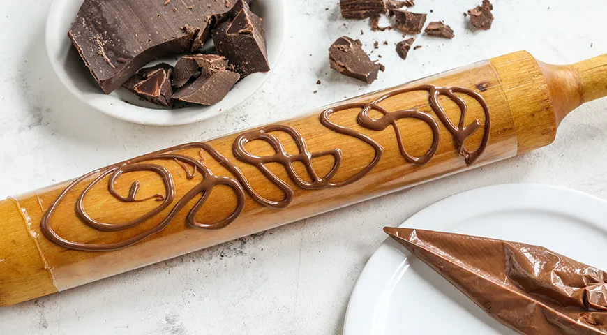 Такие завитки удобно хранить прямо на пленке в плоском контейнере, чтобы они не поломались