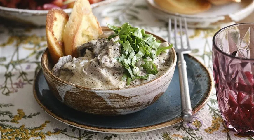 Куриная печенка в сметане с луком на сковороде