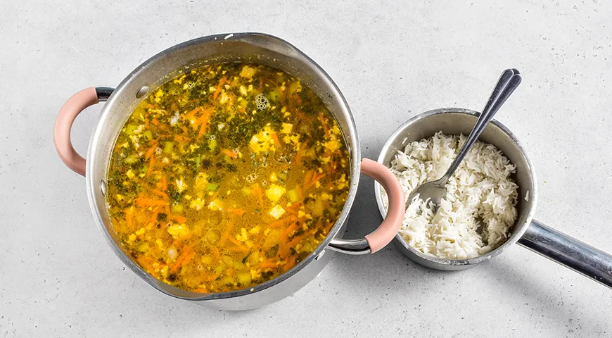 Куриный суп с консервированным горошком и яйцом