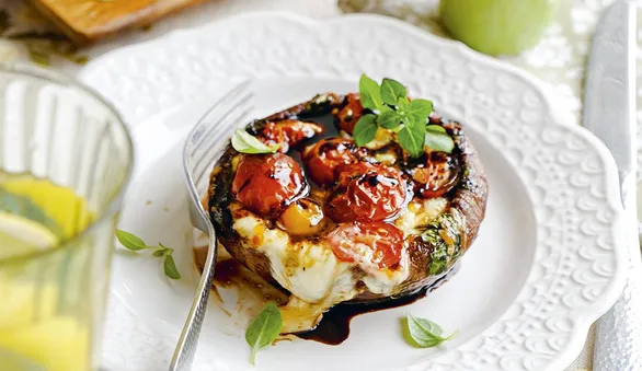 Шампиньоны, фаршированные моцареллой и томатами