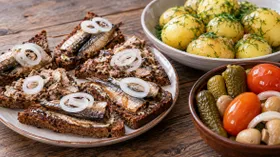Закусочные бутерброды и картошка с зеленью для нежданных и голодных гостей