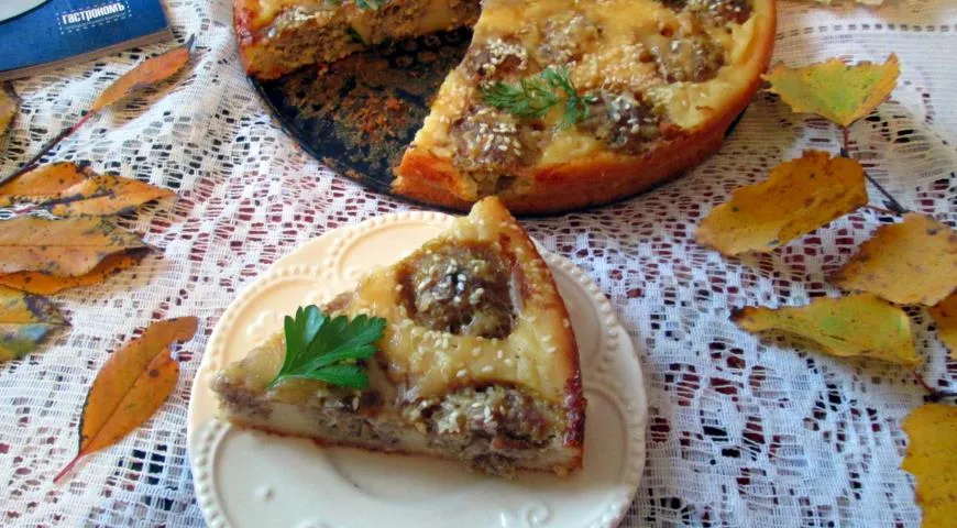 Пирог с фрикадельками под сырно-кунжутной шапочкой