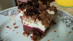 Бисквитное пирожное с ягодным желе и сливочным муссом