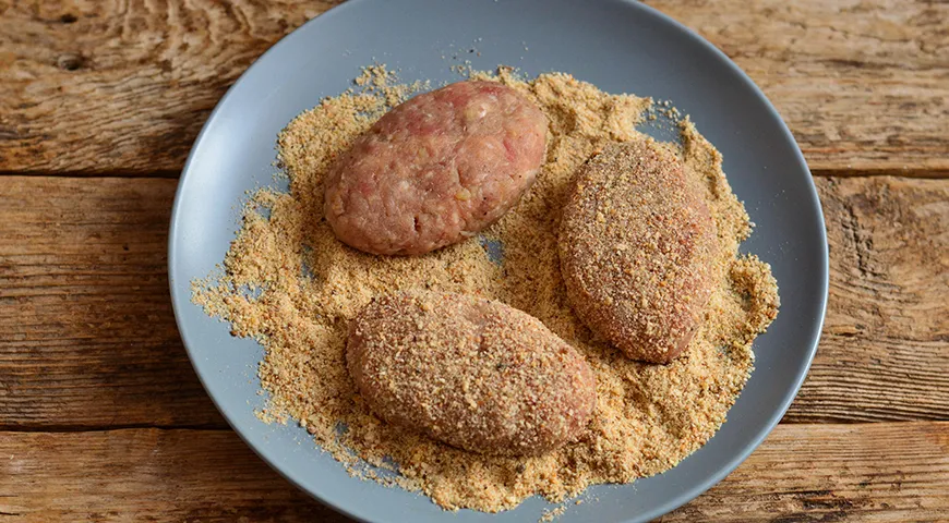 Согласно советскому ГОСТу панировка в котлетах собирала соки, защищала форму и создавалась с той же педантичностью, с какой в книгах фиксировались нормы температуры, времени и количества масла