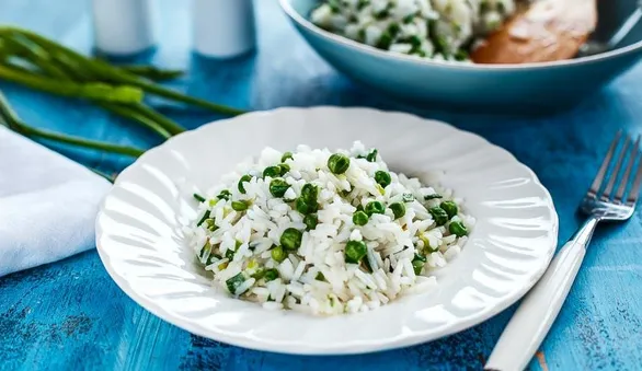 Рис с зеленым луком, горошком и зирой