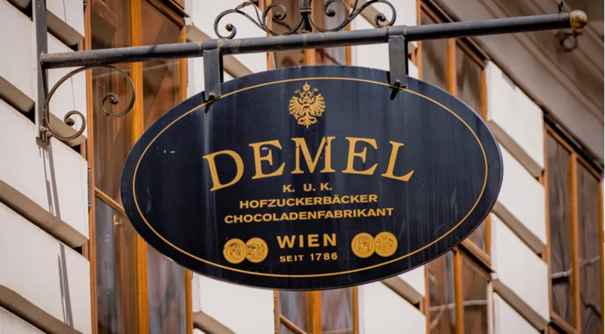Вывеска знаменитого венского кафе и пекарни Demel