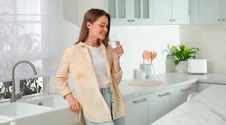 Если неприятный чесночный запах изо рта держится слишком долго, начните пить больше воды