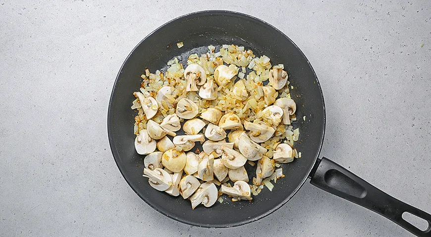 Грибное рагу с краковской колбасой