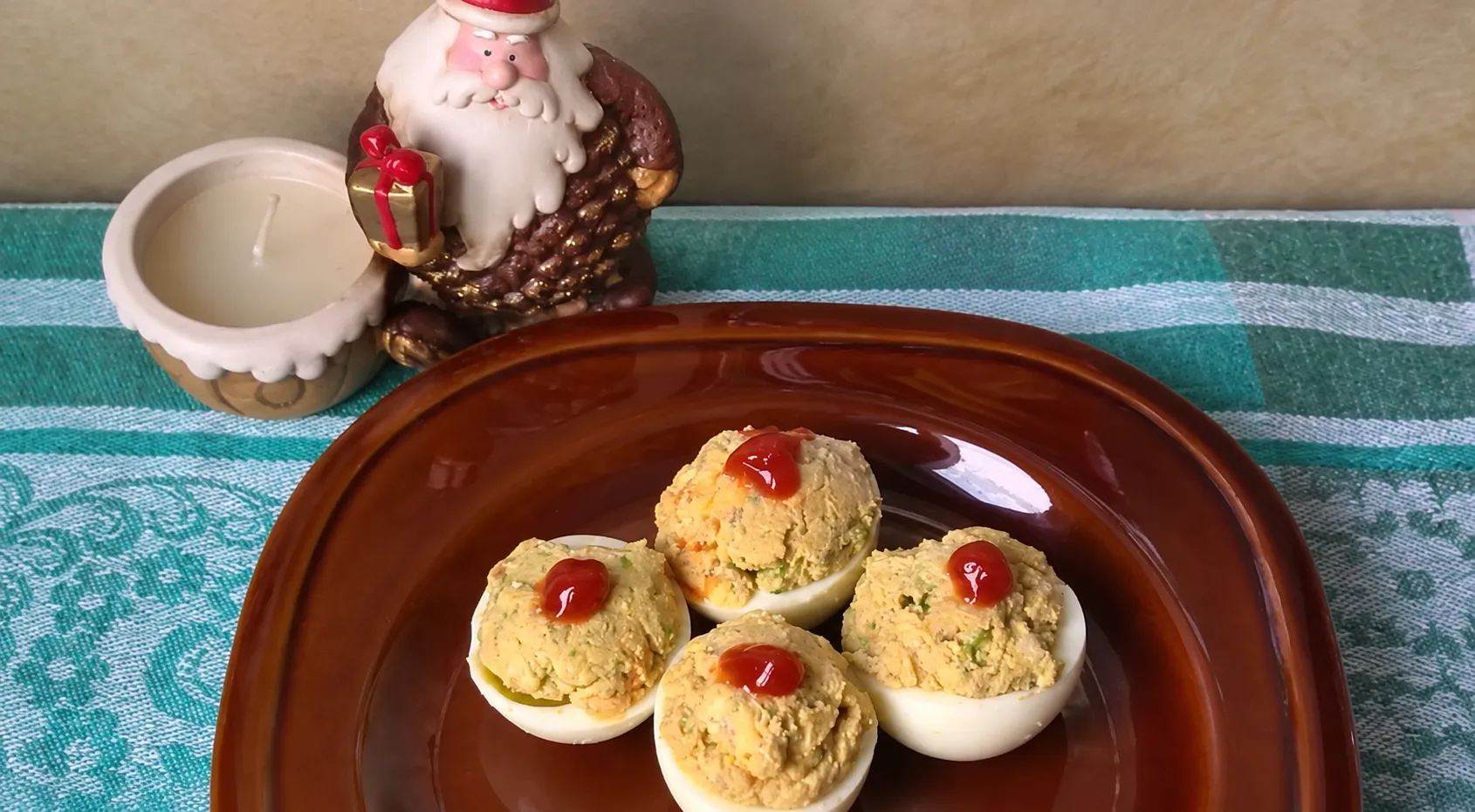 Яйца, фаршированные муссом из авокадо