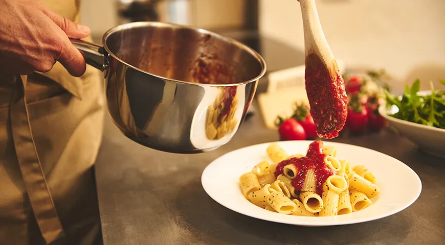 Если макароны слиплись, добавьте к ним соус. Жидкость и жир в составе соуса помогут разделить изделия и вернуть им нормальную текстуру