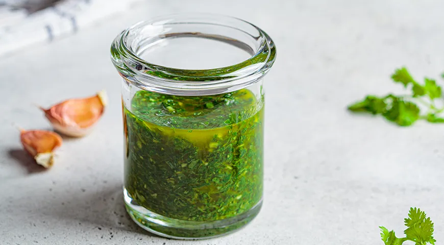 Чтобы органично добавить в соус на основе нерафинированного растительного масла специи, предварительно подогрейте масло до 60 °C