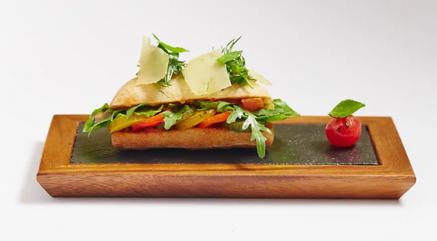 Рецепт горячего бутерброда «Баня» с овощами и песто
