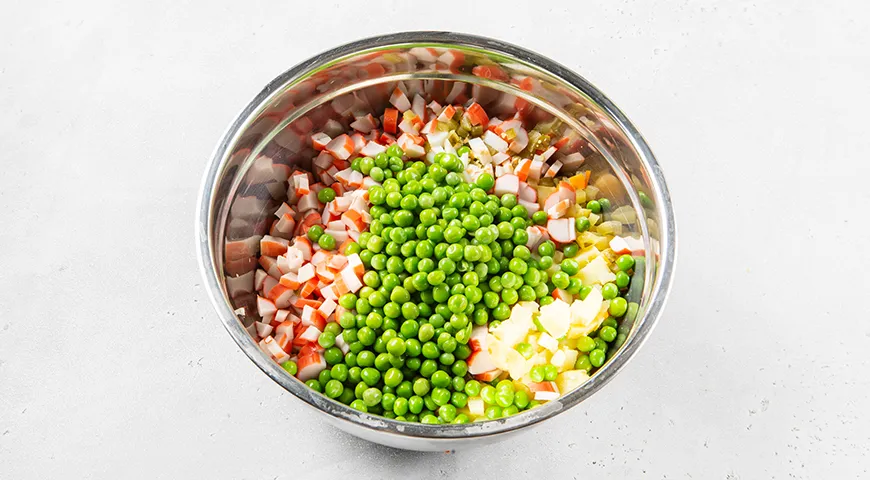 Оливье с крабовыми палочками