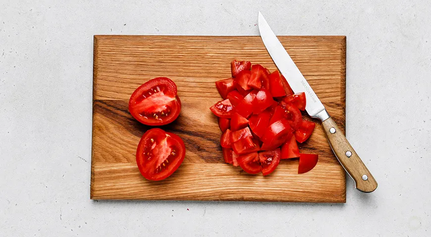 Салат с помидорами, сыром и яйцами