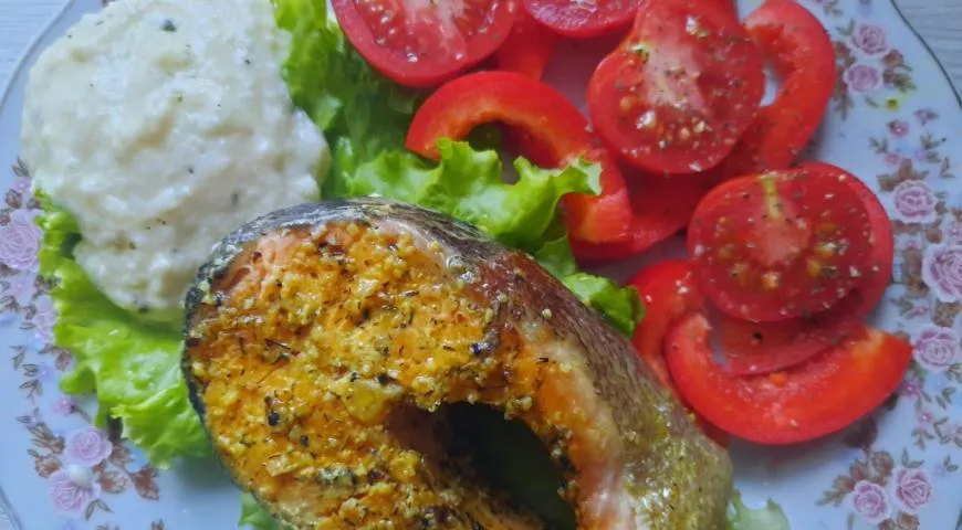 Красная рыба по-тоскански с сливочно-сырным соусом