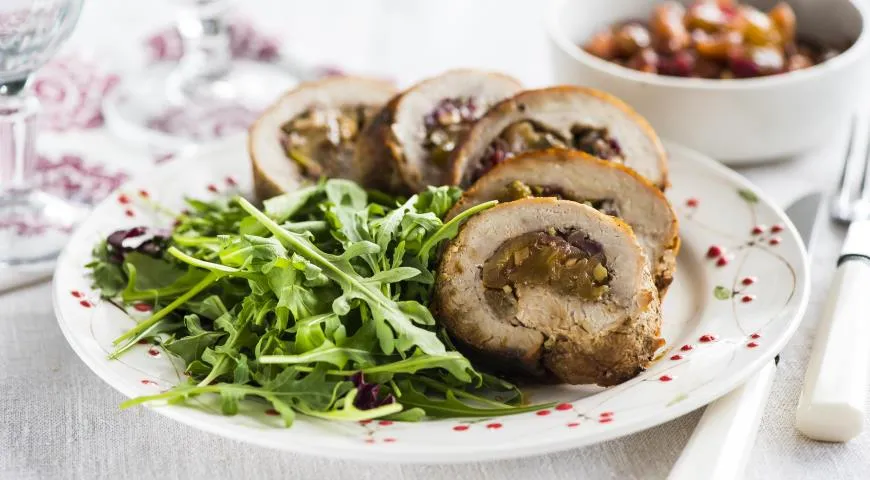 Рулет из свинины с яблоками и изюмом 
